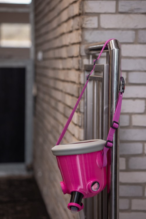 Różowa maska do inhalacji i terapii oddechowej dla konia z użyciem sterydu, soli fizjologicznej i leków.